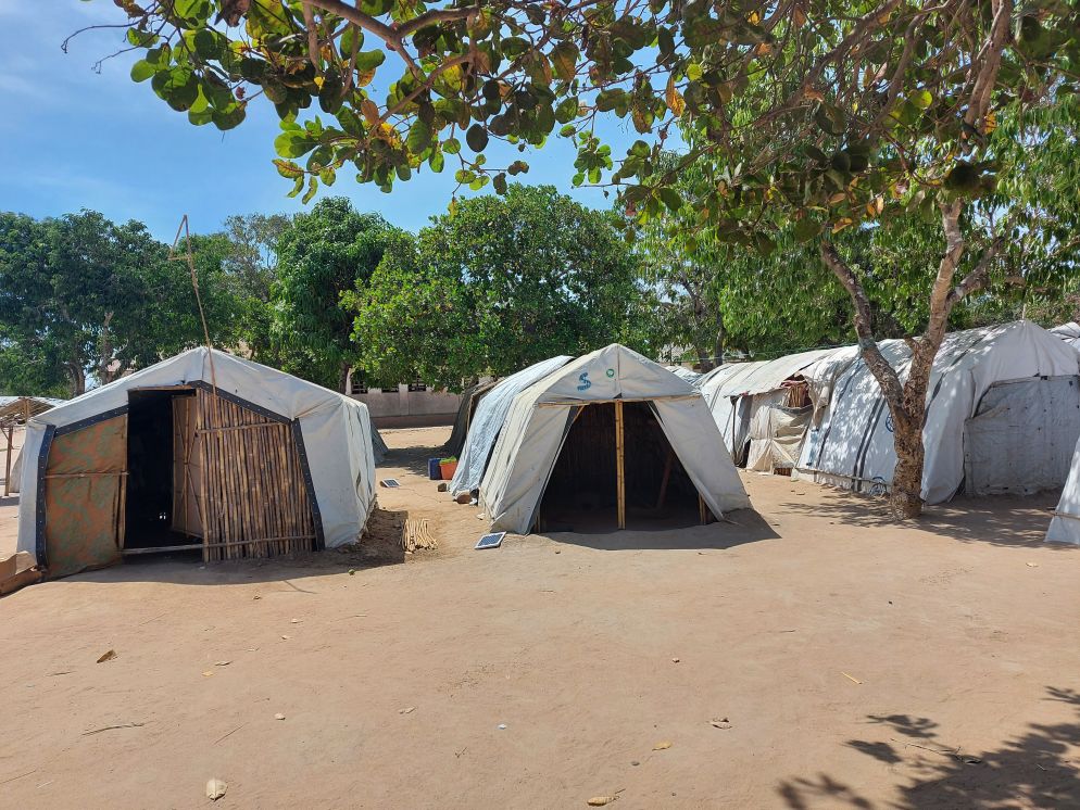 I ricoveri fatti di tende e bambù nel campo sfollati di Manono, a Cabo Delgado: difficile viverci sia con l'afa che con le piogge - Alfieri