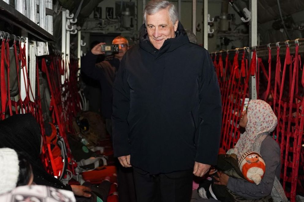 Il ministro degli Esteri Antonio Tajani accoglie i bambini e le loro famiglie all'arrivo del C130 militare italiano a Roma - Ansa