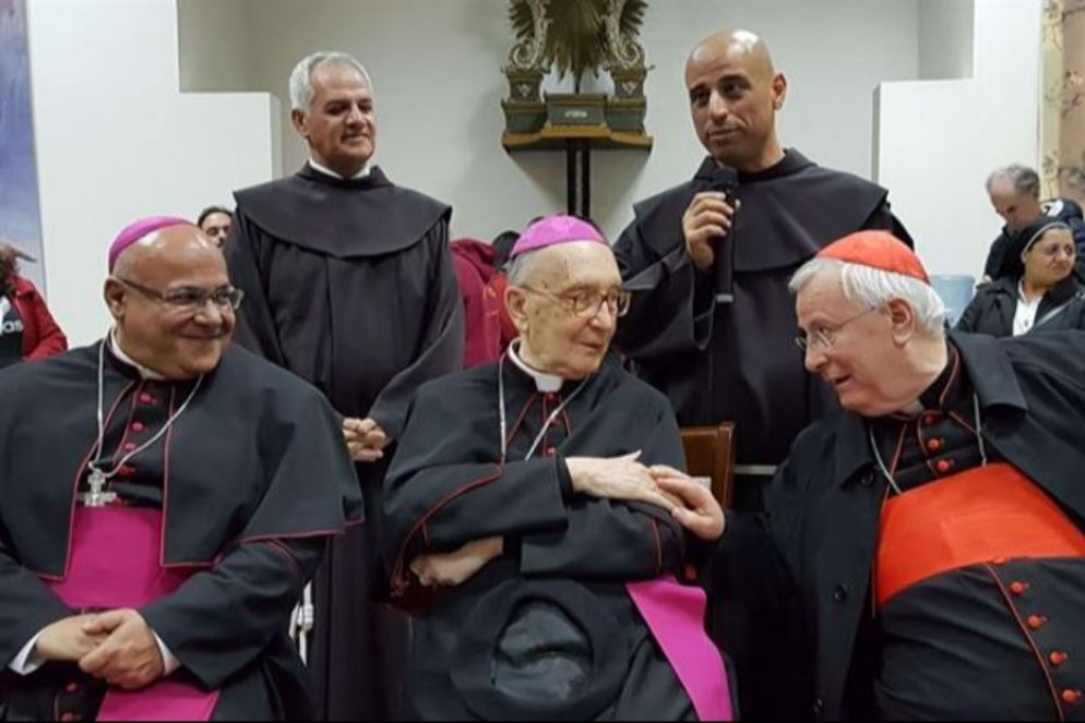 Il vescovo Luciano Giovannetti (al centro) con il cardinale Gualtiero Bassetti (a destra) - Avvenire