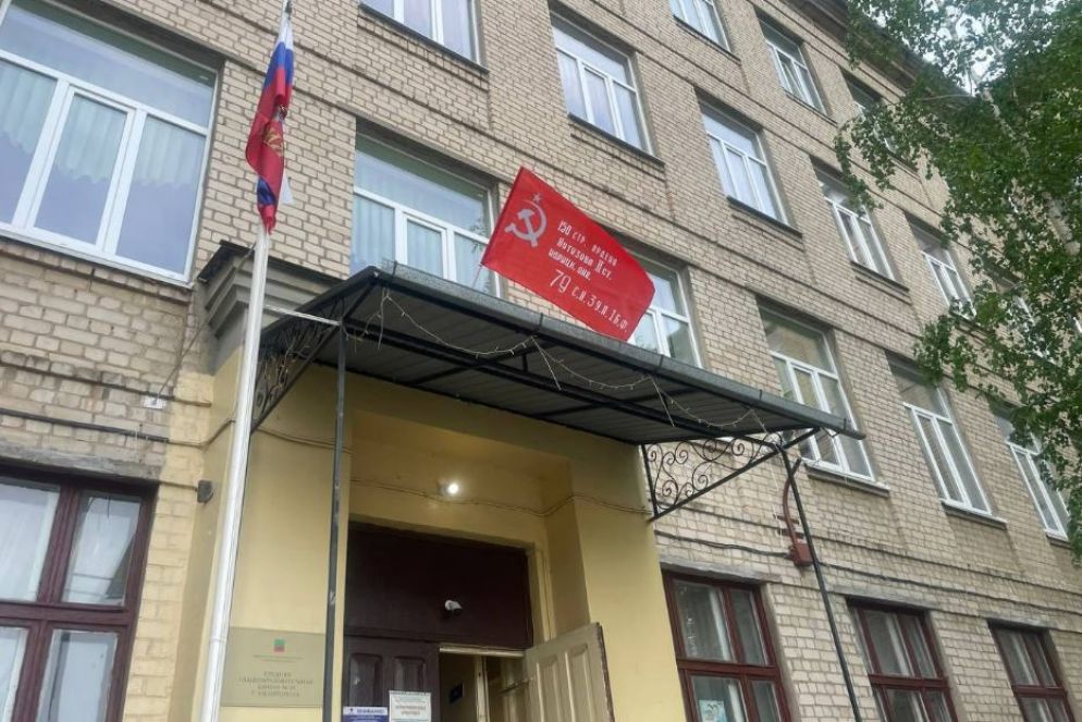 La scuola numero 24 con la bandiera russa del Giorno della vittoria a Melitopol, la città dell'Ucraina meridionale nei territori occupati della regione di Zaporizhzhia - Telegram