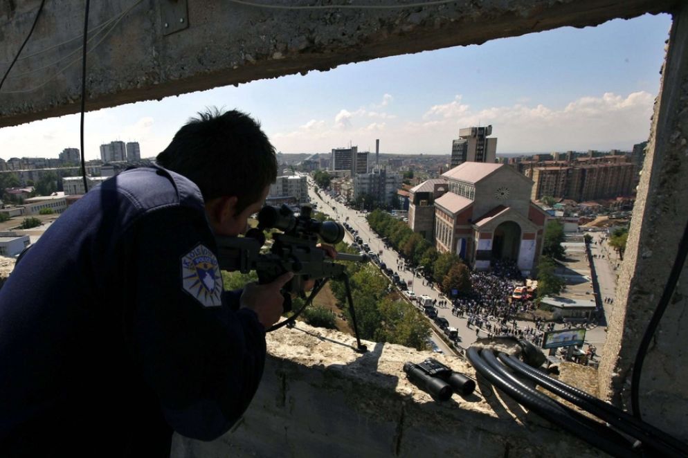 Le forze di polizia mentre presidiano una chiesa cattolica a Pristina in Kosovo - Ansa