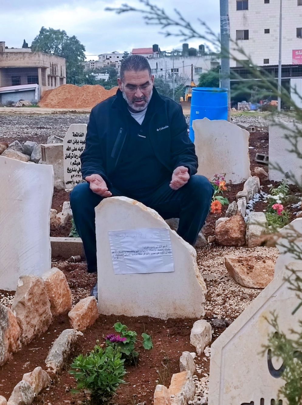Il padre di Jamal prega sulla tomba del figlio di 15 anni, “ucciso da un drone israeliano perché lanciva sassi ai soldati” - Scavo