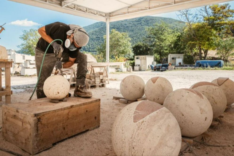 Le pietre parlanti di Assisi. Nella scultura viene inserito un beacon digitale che permette di vivere esperienze multiusensoriali - Comune di Assisi