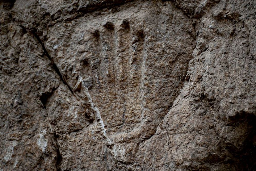 La mano scolpita sul muro del fossato - Foto: Yoli Schwartz, Autorità israeliana per le antichità