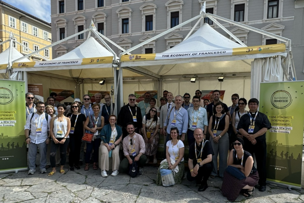 La foto finale di gruppo allo stand di Economy of Francesco - EoF