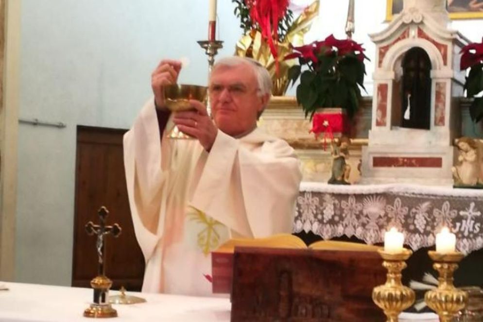 Il diacono pistoiese Pietro Pierattini mentre celebra la liturgia della Parola - Avvenire