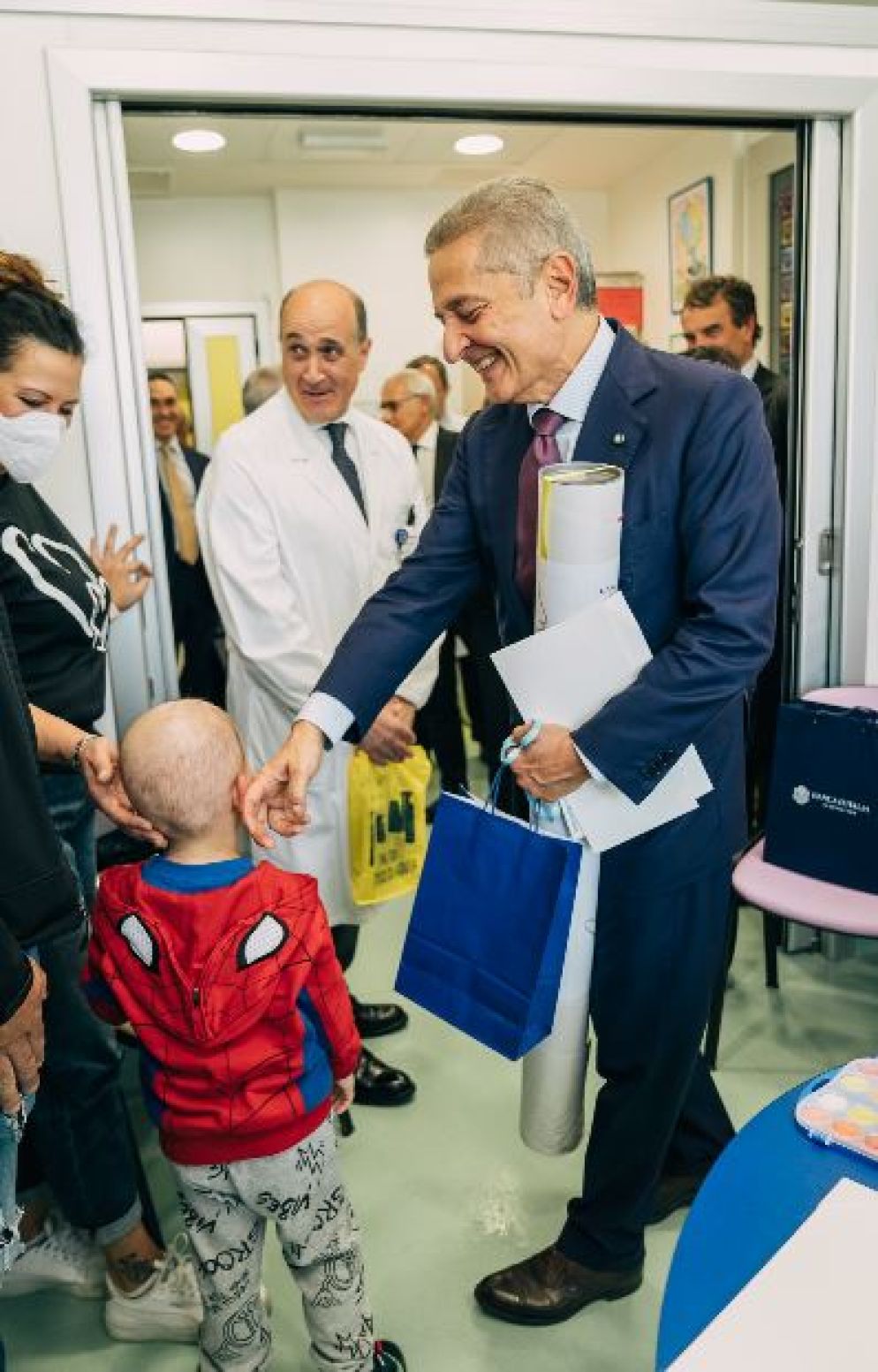 Un momento della visita del governatore di Bankitalia ai piccoli pazienti - .