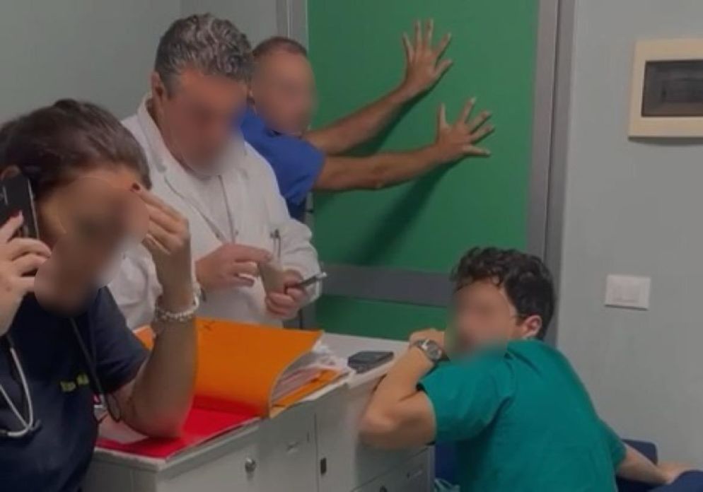 Un frame del video girato dai medici dell'ospedale di Foggia, barricati in uno stanzino per evitare il linciaggio - .