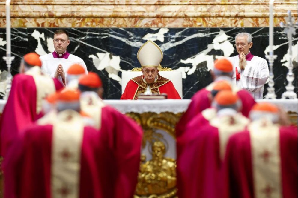 Papa Francesco durante la Messa in suffragio di Benedetto XVI e dei cardinali defunti - Reuters