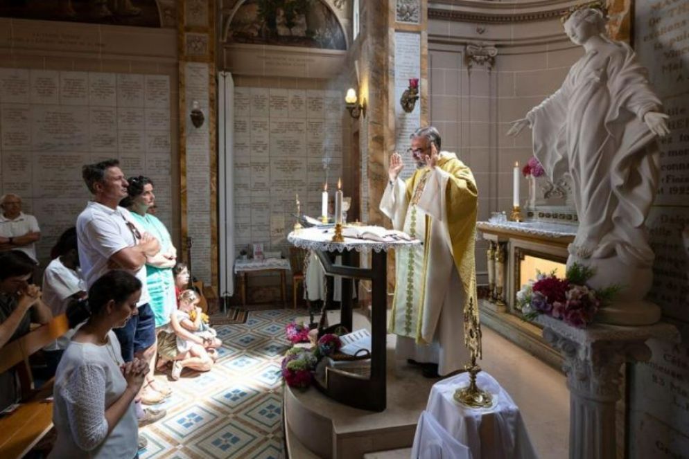 La cappella della casa-santuario dei santi coniugi Martin e il rettore don Thierry Hénault-Morel - sanctuaire-louisetzelie.com