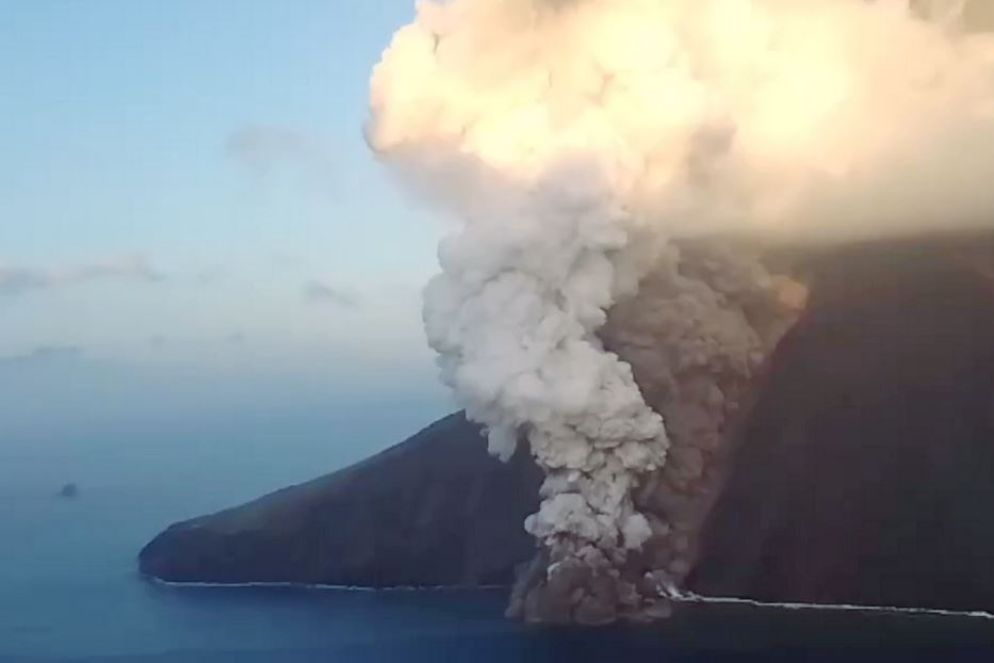 La colata in mare dello Stromboli - Fotogramma