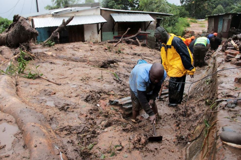 Un uomo scava nel fango in cerca di sopravvissuti o vittime a Chilobwe, nei pressi della città di Blantyre, in Malawi - Reuters