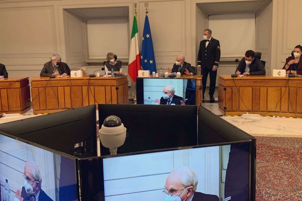 La conferenza stampa del presidente della Corte costituzionale Giuliano Amato in un'immagine diffusa via Twitter dalla stessa Consulta