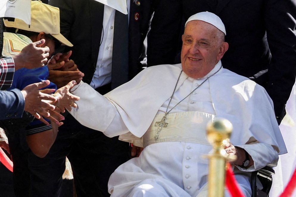 Il Papa attorniato dall'affetto dei fedeli, poco prima di celebrare la messa - Reuters