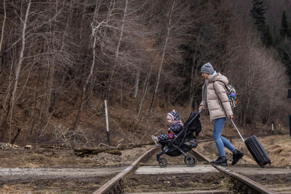 Una madre in fuga dall'Ucraina con la figlia - Ansa