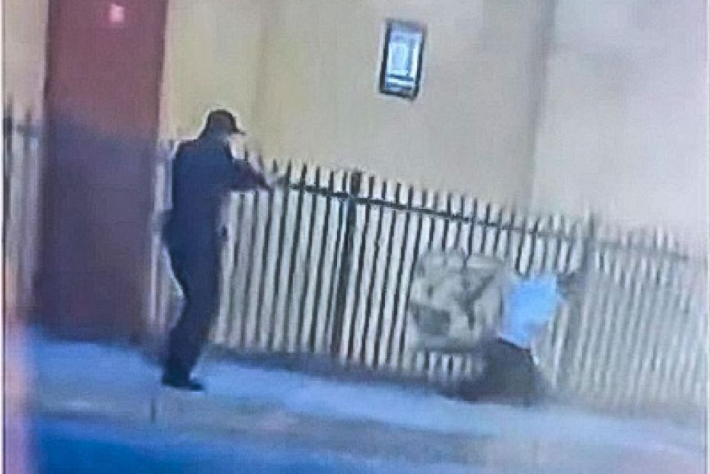 Un'altra immagine dell'omicidio del disabile Anthony Lowe, senza gambe, da parte della polizia in California - Ansa frame video