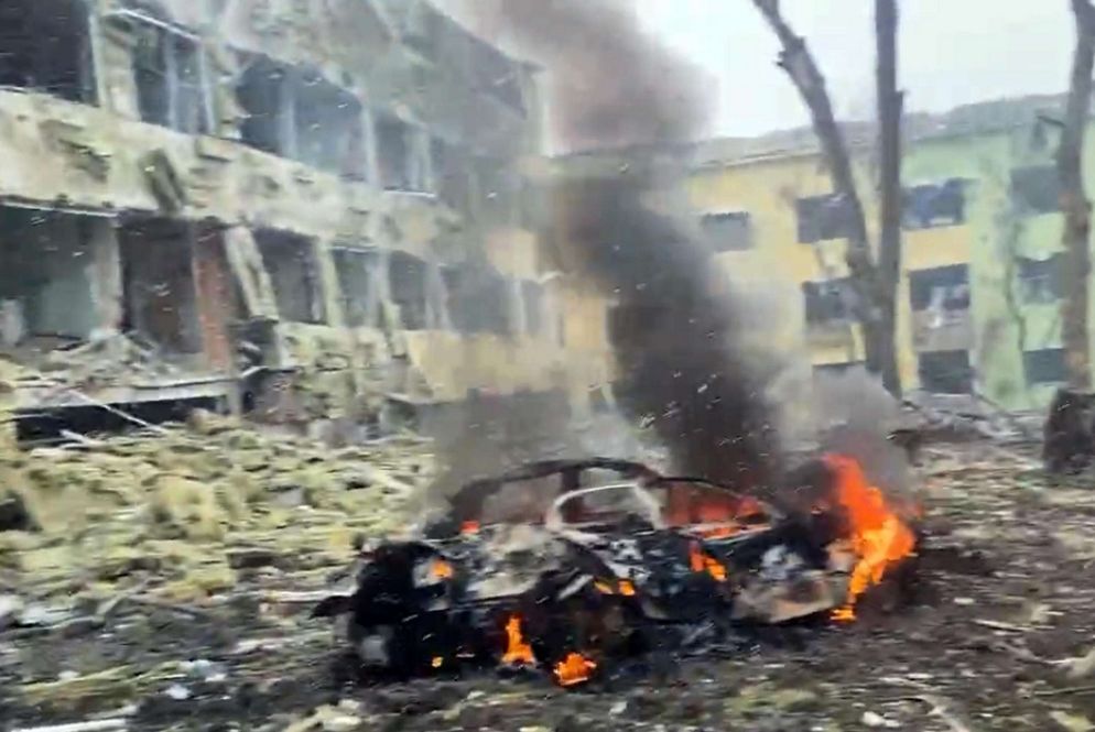 Un frame di un video con l'ospedale di Mariupol distrutto dai bombardamenti - FERMO IMMAGINE VIDEO BOJAN PANCESKI / Ansa
