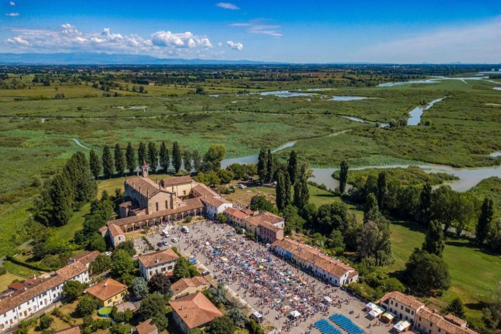 Il Santuario delle Grazie sorge a poca distanza dal fiume Mincio, lungo le cui acque il vescovo di Mantova Marco Busca, la sera della festa dell'Assunta, porterà in processione l'icona della "Mater Gratiae" - foto Comune di Curtatone