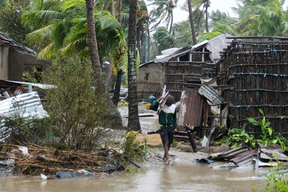 Un uomo raccoglie legna a Quelimane, in Mozambico, poche ore prima dell'impatto del ciclone sulla terraferma - Reuters