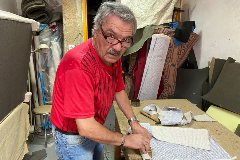 L'artigiano Izquiel nel quartiere Mouraria di Lisbona - Zanotti