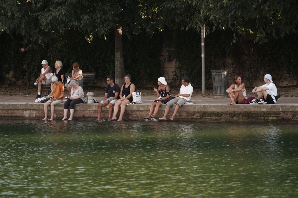Turisti cercano di trovare un po' di fresco in Darsena, a Milano - Fotogramma