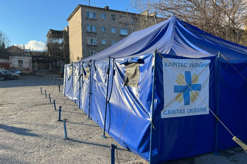 La tenda della Caritas che presidia il terreno infestato di mine dai russi dove dovrebbe nascere la nuova chiesa - Gambassi