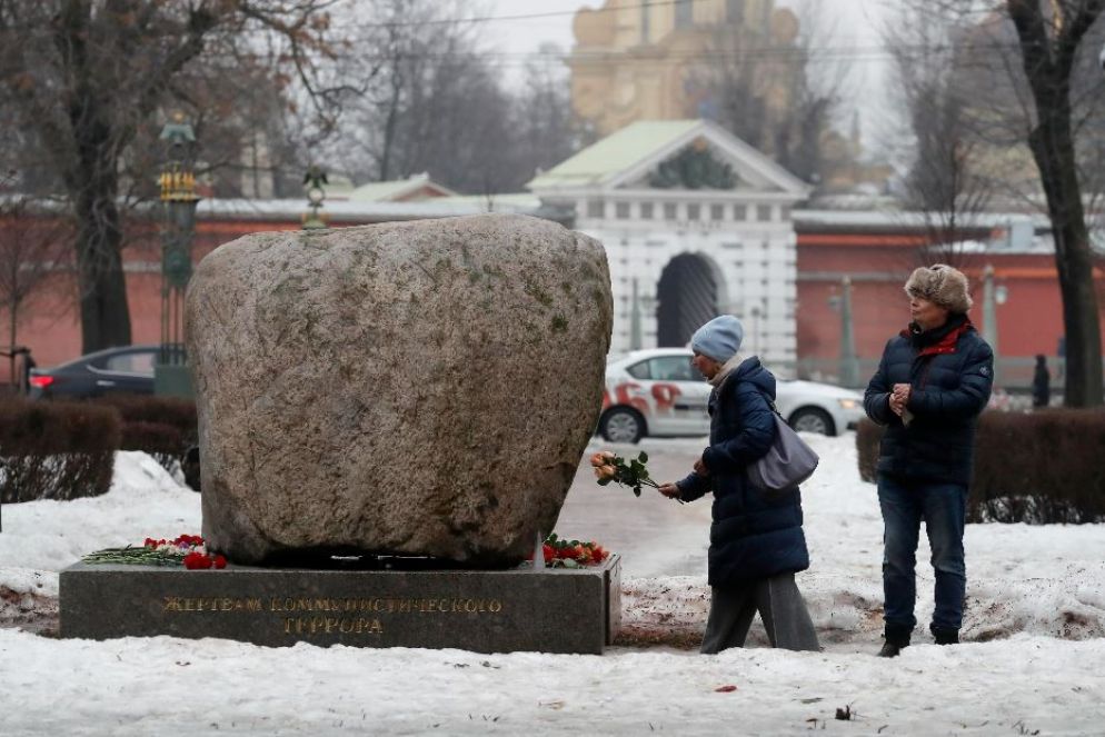 Due russi depongono fiori per Alexeij Navalny vicino al memoriale dei prigionieri politici a San Pietroburgo. Nonostante il clima di terrore, la gente non rinuncia a rendere omoggio al più forte oppositore di Putin - ANSA