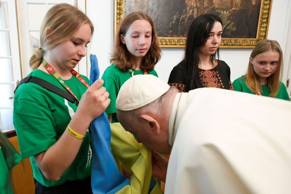 Papa Francesco bacia la bandiera ucraina incontrando un gruppo di giovani dal Paese in guerra - Reuters