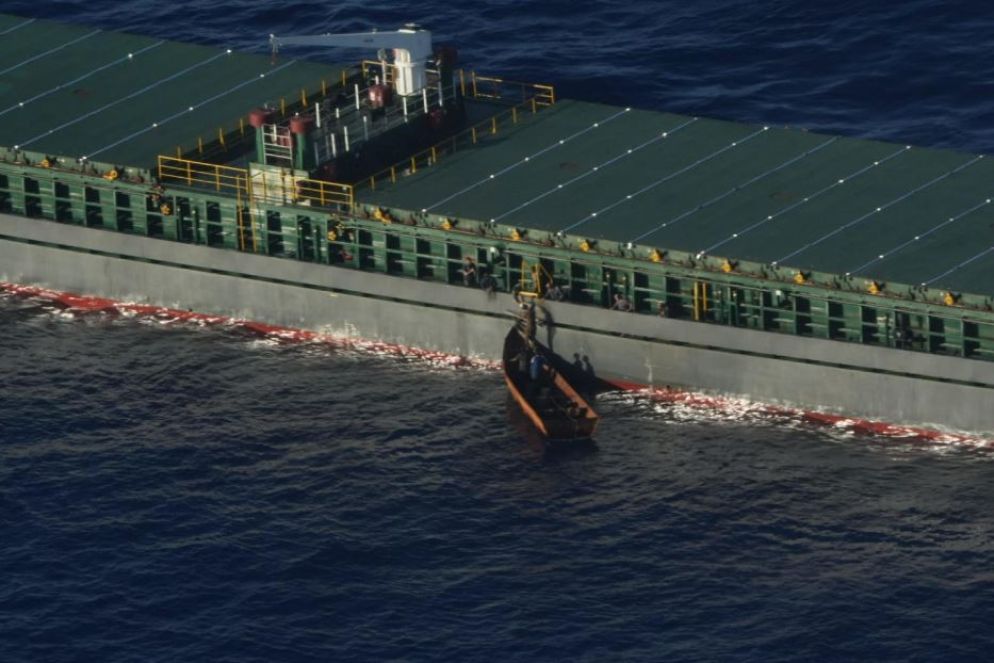 I soccorsi al barchino con i 4 sopravvissuti a bordo - ANSA