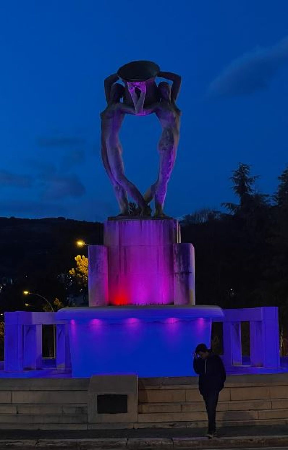 La fontana aquilana illuminata dall'amministrazione comunale per la Giornata della Vita nascente
