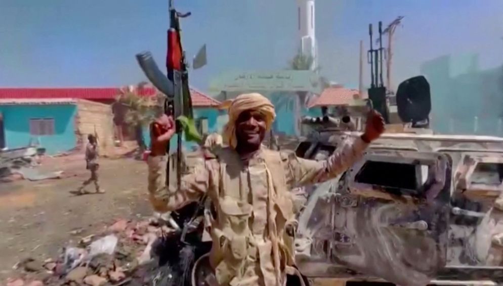 L'esultanza di un miliziano delle Forze di reazione rapida che si oppongono all'esercito regolare - Reuters