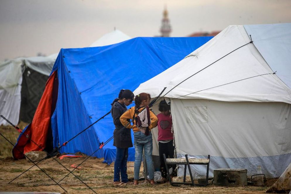 Bimbe palestinesi sfollate nei pressi di Rafah - ANSA