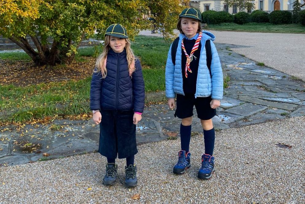 i più grandi, Paolo e Silvia, sono iscritti agli Scout: « Per me era stata un’esperienza positiva e ho pensato che facesse bene anche a loro: la proposta educativa comprende tanti aspetti utili alla crescita e alla formazione del carattere. Grazie al gioco e alla condivisione si imparano valori come la lealtà e si superano timidezze, paure. Mio marito non li conosceva e gli è dispiaciuto non aver partecipato da piccolo alle loro attività» - .
