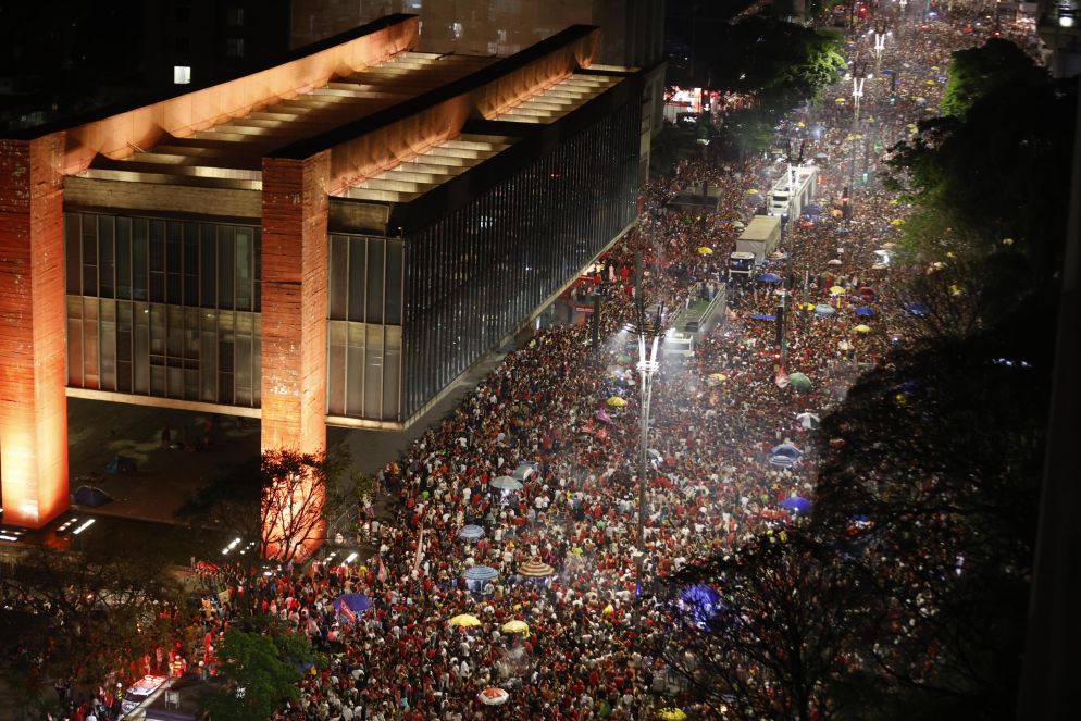 La folla dopo la vittoria a Rio de Janeiro - Ansa