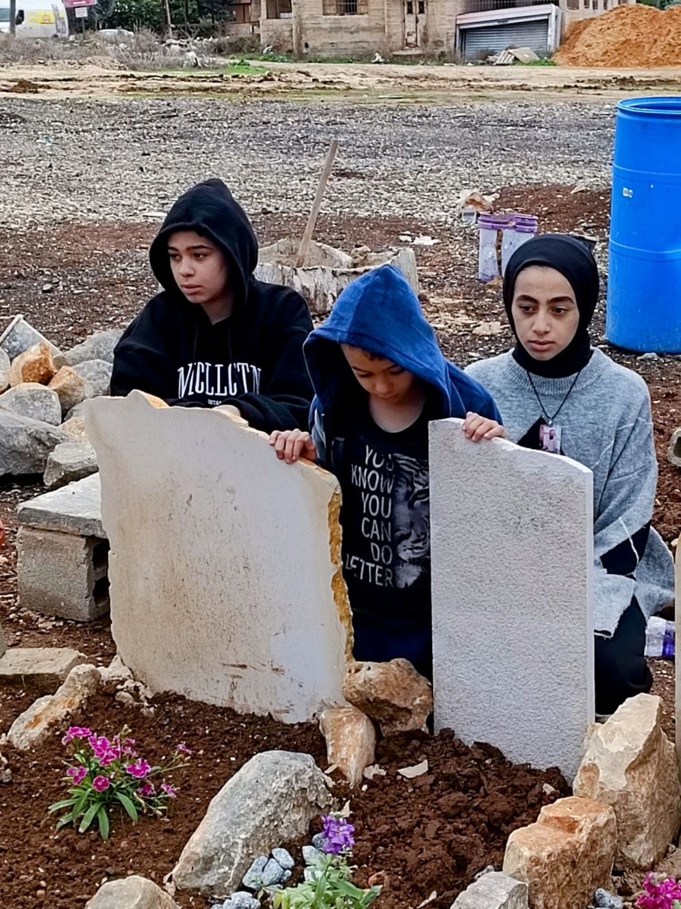 Quattro ragazze pregano sulla tomba del padre, ucciso da un proiettile vagante durante gli scontri a Jenin - Scavo