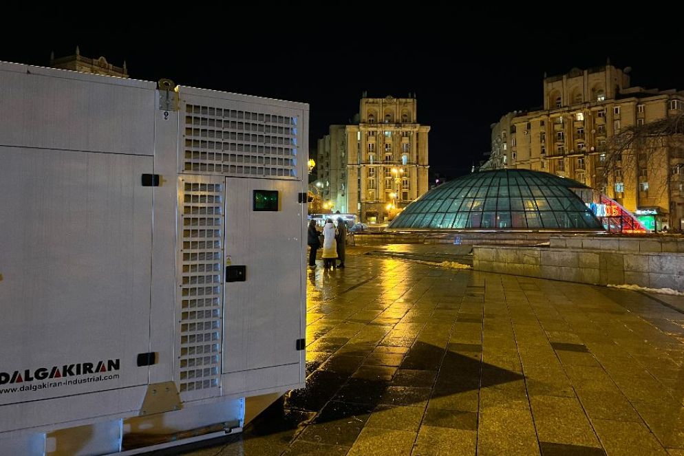 Il generatore elettronico per illuminare un centro commerciale a Maidan, la piazza principale di Kiev - Gambassi