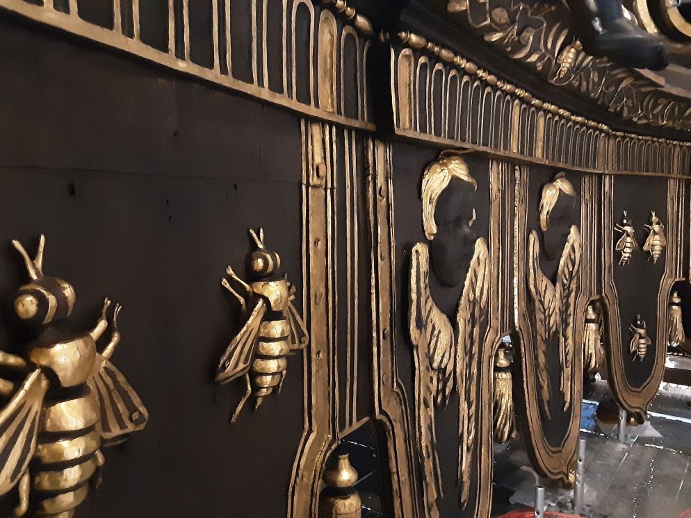 In questa e nelle altre immagini, alcuni particolari dell'architrave, della sommità e delle colonne tortili restaurati. Risplende l'oro delle cromature - Muolo