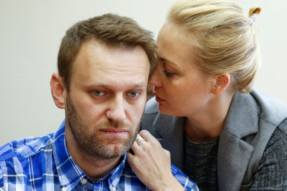 Alexeij Navalny con la moglie Yulia durante un'udienza a Mosca - Reuters