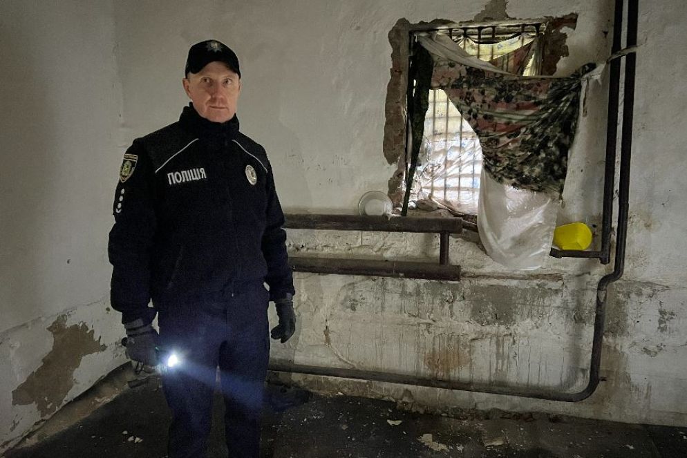 Nell'ex commissariato di polizia di Izyum una delle celle trasformate dai russi in camera della tortura - Gambassi