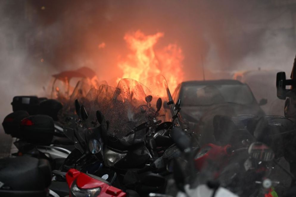L'auto della polizia in fiamme a Napoli - Ansa