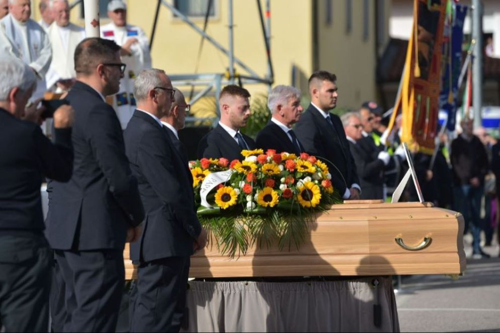 Il feretro di Sammy all'arrivo a Tezze sul Brenta - Diocesi di Vicenza