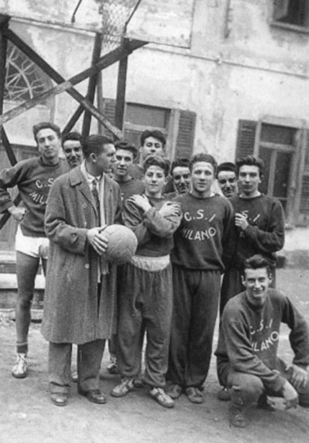 La squadra del Csi del 1947 in cui si riconosce una leggenda del basket italiano, Sandro Gamba - Sergio Giuntini, Sergio Meda e Mario Zaninelli, “100 e più. Oltre un secolo di pallacanestro in Lombardia” (Book Time)