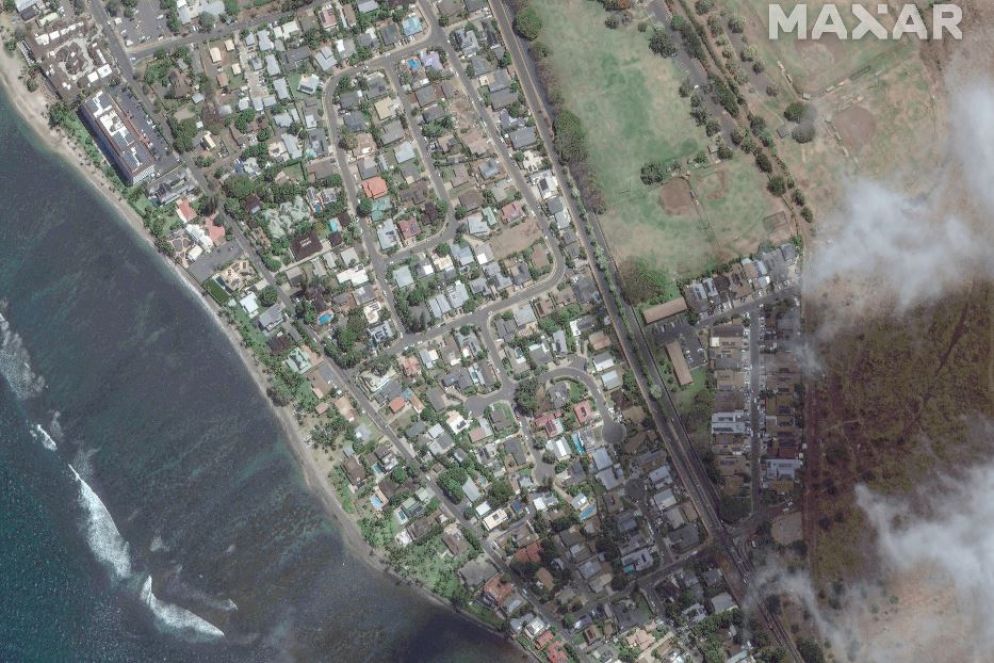 Un'immagine satellitare della costa di Lahaina nella contea di Maui - Reuters / Maxar