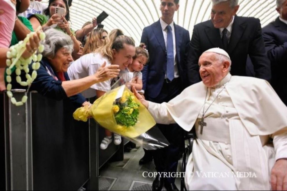 Carmela (Carmelina) Mancuso in una delle occasioni in cui ha partecipato a un'udienza con papa Francesco in Aula Paolo VI portando i fiori gialli - .