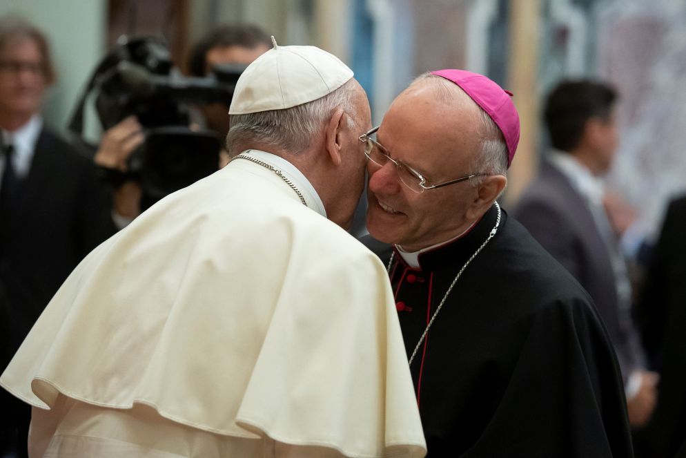 Il vescovo Nunzio Galantino, presidente dell'Apsa, con il Papa