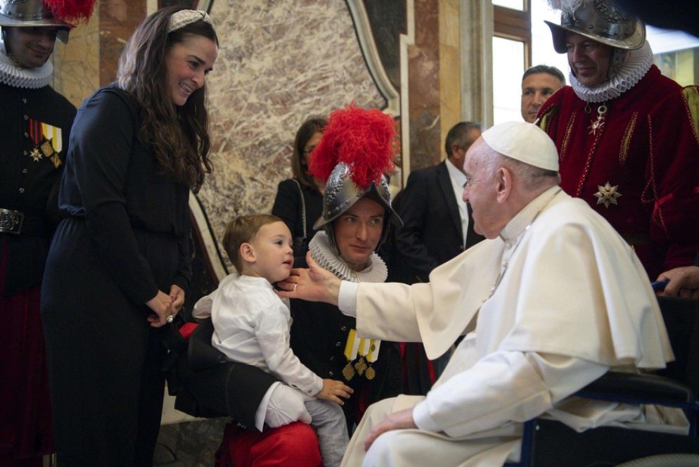 Il Papa sulla sedia a rotella con le guardie svizzere - Vatican Media