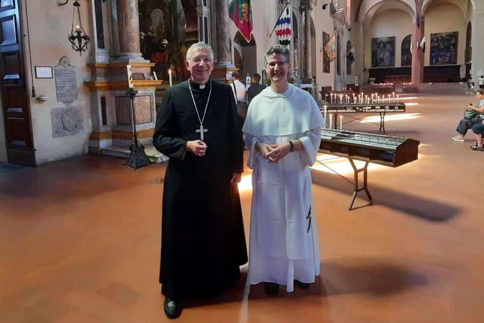 Moraglia con padre Scarciglia nella Basilica di San Domenico a Siena