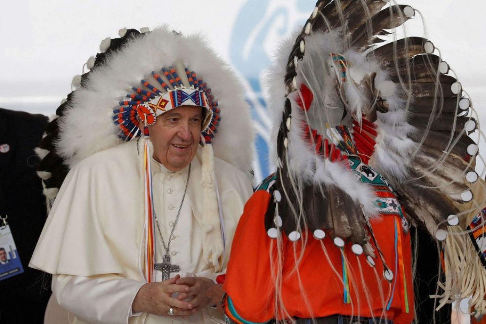 Papa Francesco con il tradizionale copricapo piumato dei nativi a Maskwacis