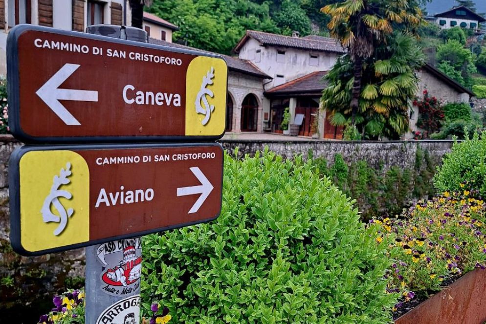Uno scorcio di Polcenigo e l'indicazione delle tappe del Cammino di San Cristoforo - © Giuseppe Matarazzo