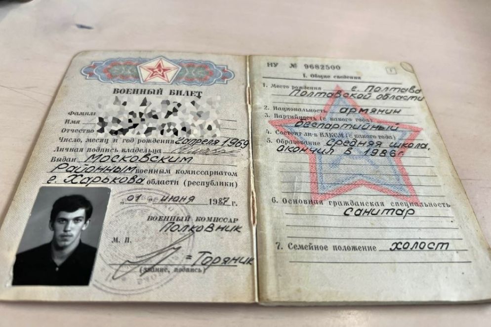 Il tesserino militare sovietico di Soren S., l'unico ancora valido del comandante dell'esercito ucraino - Gambassi